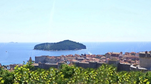 Land of 879 m2 above the Old Town with the house - Dubrovnik
